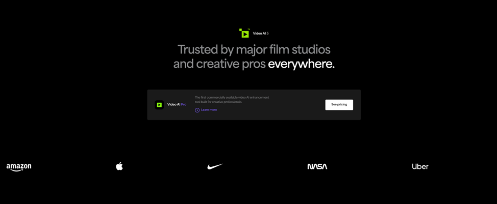 Скриншот главной страницы сайта Topaz Video AI с текстом «Trusted by major film studios and creative pros everywhere» и логотипами компаний, включая Amazon, Apple, Nike, NASA и Uber. Страница подчеркивает доверие профессионалов к продукту для обработки видео с использованием искусственного интеллекта.