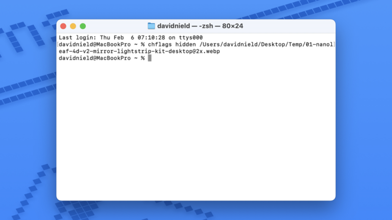 Окно Терминала на macOS с выполненной командой 'chflags hidden' для скрытия файла в папке Temp. В терминале отображается путь к файлу, а имя пользователя — davidinield.